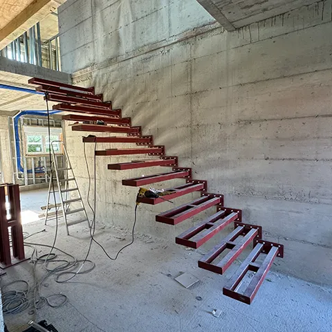 Moderne lebdeće stepenice u interijeru